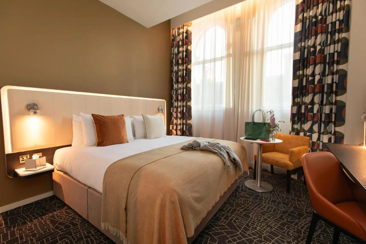 Club King Room